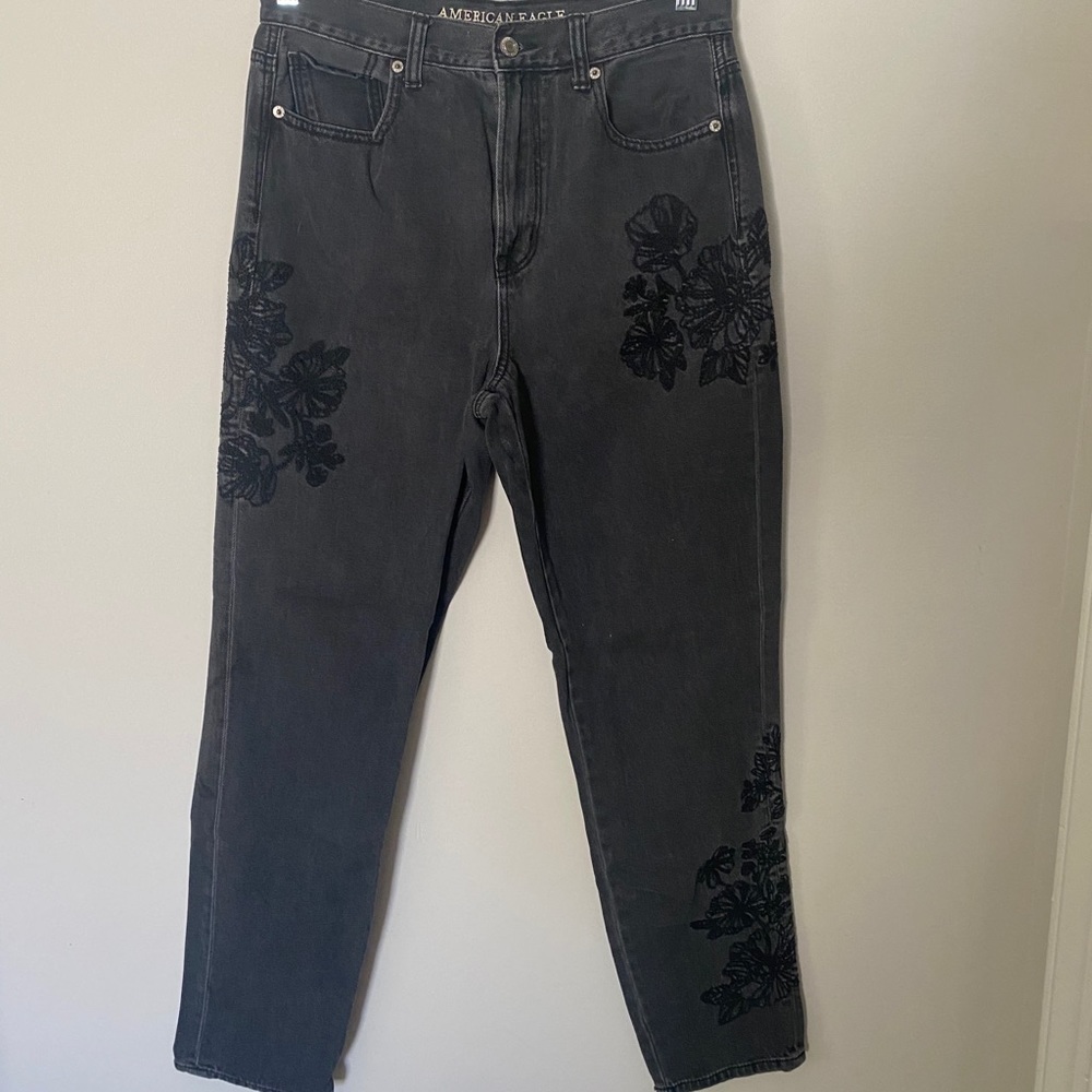 Black mom jeans with flower detail